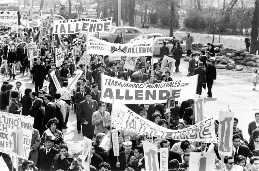 A crowd of people marching to support the election of Salvador Allende for president in Santiago, Chile (September 5th, 1964)