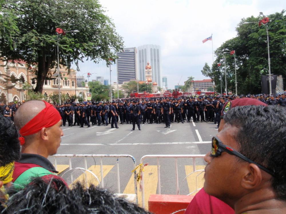 Malaysia - Bersih protesters facing police in April 2012