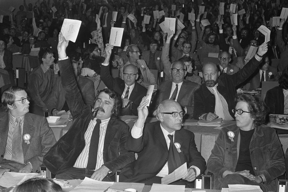 A vote during the 1972 Congress of the Netherlands Labour Party