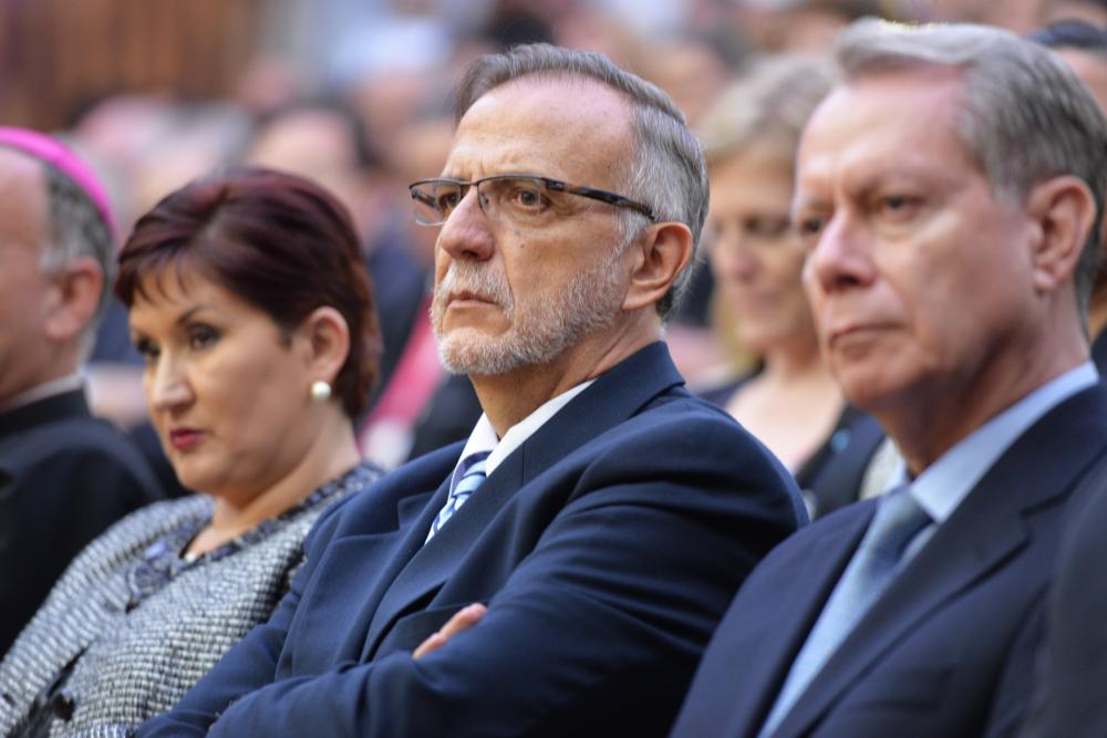 Attorney General Thelma Aldana (left) and Ivan Velasquez (center), head of the International Commission against Impunity in Guatemala (CICIG), shown here at a meeting of the Constitutional Court.