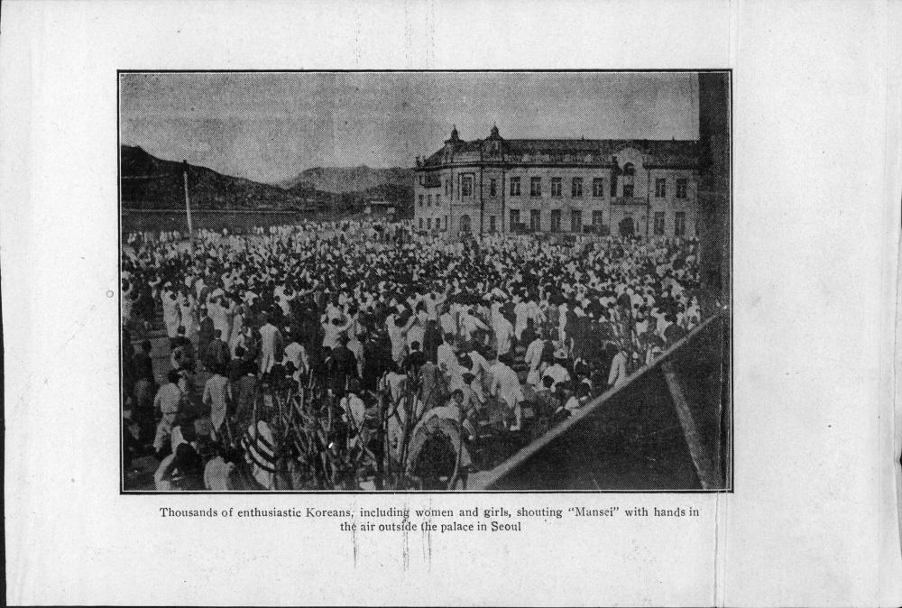 Photo of a protest in Seoul - March 1st, 1919