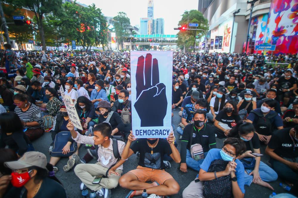 Tens of thousands of pro democracy demonstrators gather on Ratchapason Road to address various social problems, including government work problems, and criticize the monarch.