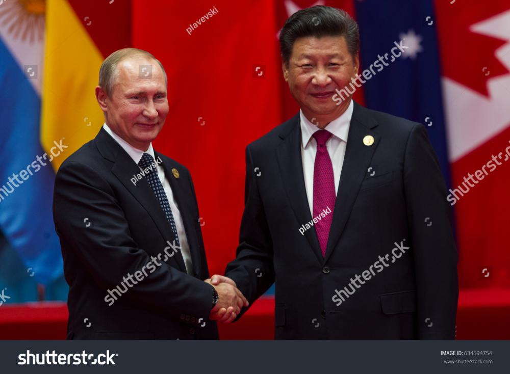 Chinese president Xi Jinping (R) welcomes Russian President Vladimir Putin (L) to the G20 summit in Hangzhou, on September 4th, 2016